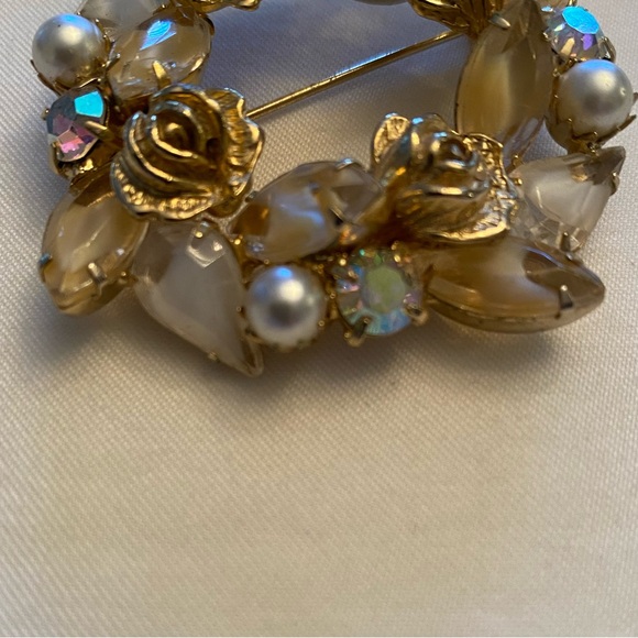 Vintage WEISS Wreath Brooch Pin Givre Glass Rhinestones Faux Pearls Roses SIGNED - Picture 4 of 8
